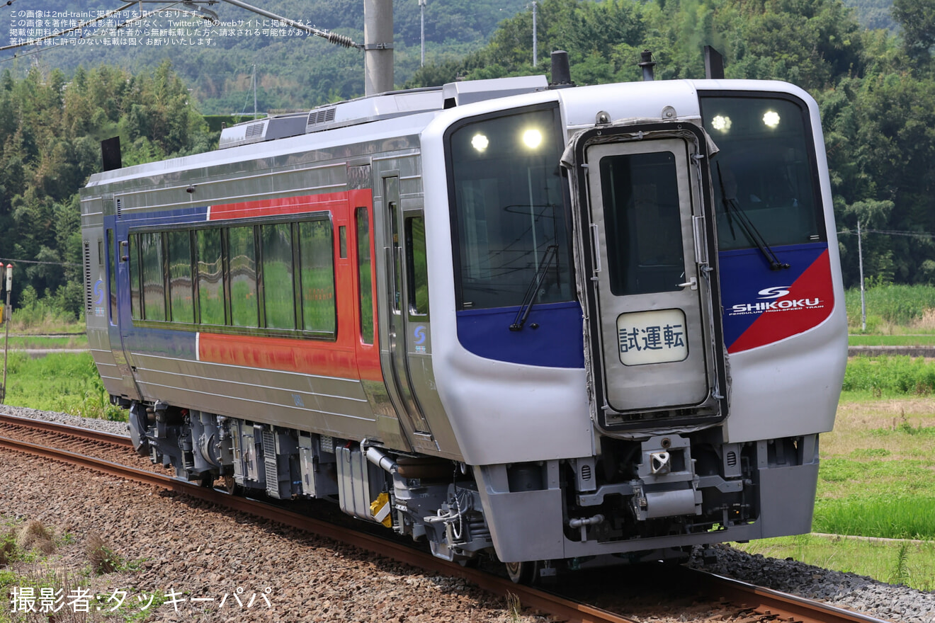 【JR四】N2000系気動車2463号車が検査を終えて多度津工場出場の拡大写真