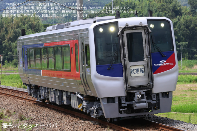 【JR四】N2000系気動車2463号車が検査を終えて多度津工場出場をみの～詫間間で撮影した写真