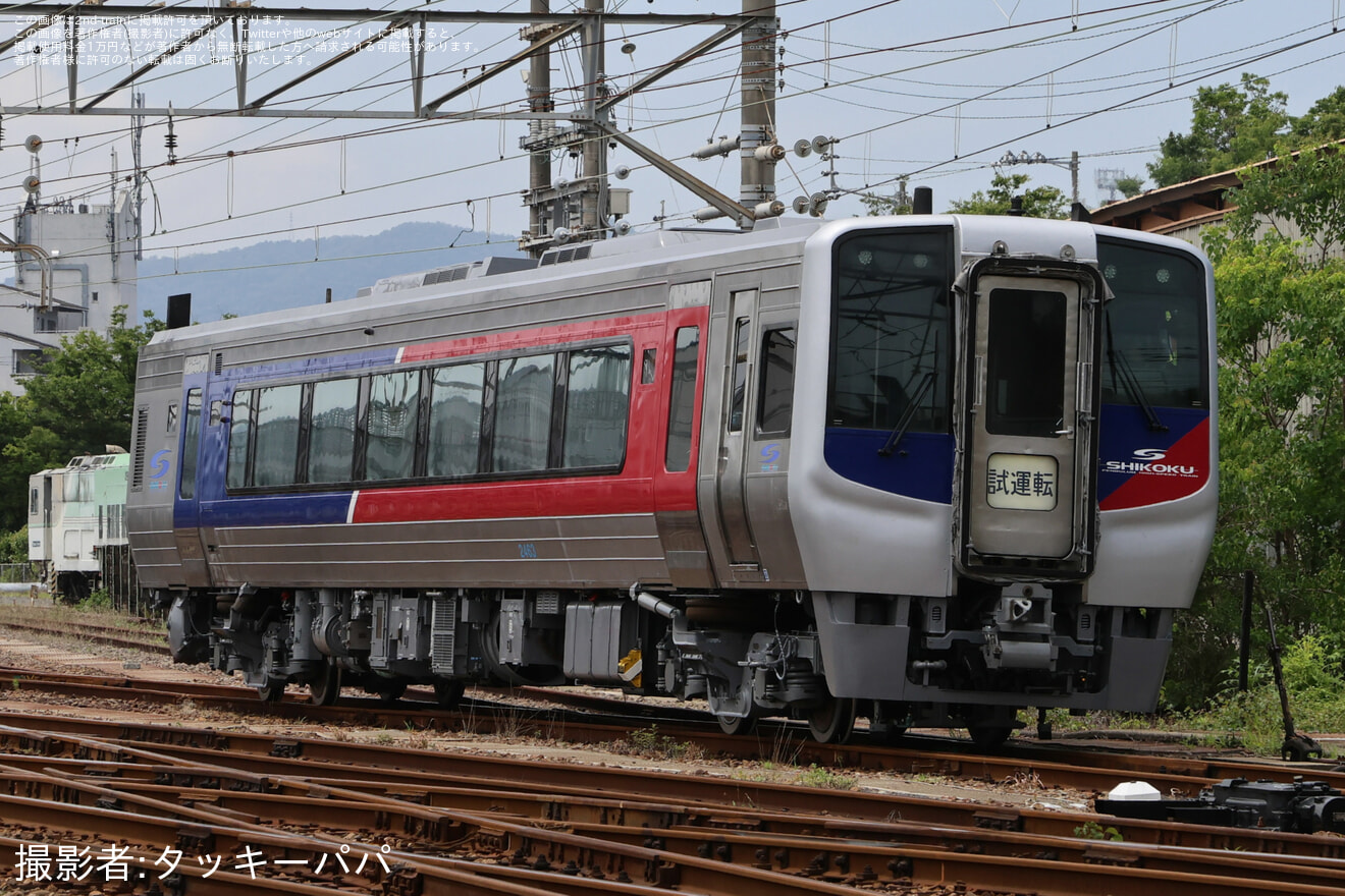 【JR四】N2000系気動車2463号車が検査を終えて多度津工場出場の拡大写真