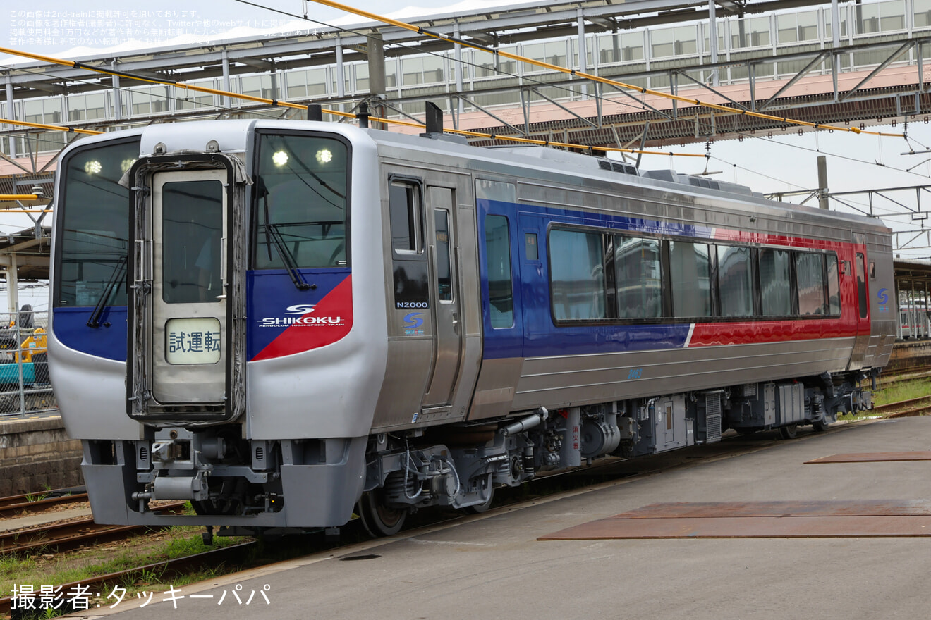 【JR四】N2000系気動車2463号車が検査を終えて多度津工場出場の拡大写真