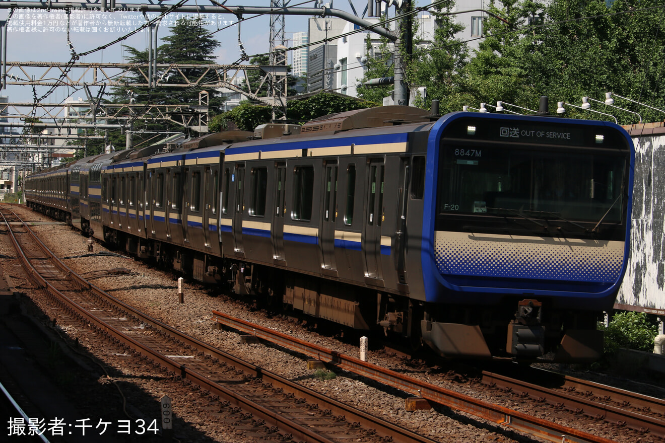 【JR東】E235系クラF-20編成が東京総合車両ベースへ入場回送の拡大写真