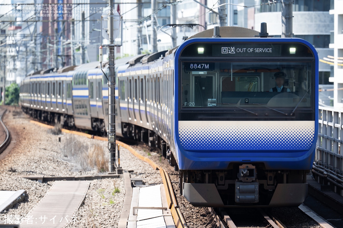 【JR東】E235系クラF-20編成が東京総合車両ベースへ入場回送の拡大写真