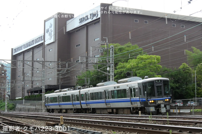 【JR西】521系E03編成が吹田総合車両所から金沢車両区敦賀支所へ回送を島本～山崎間で撮影した写真