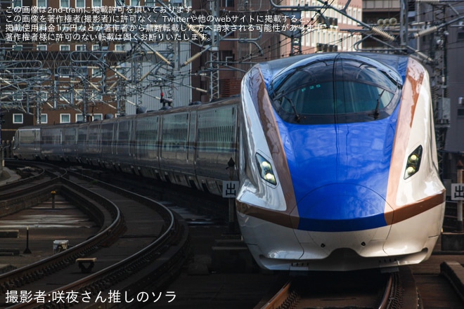 【JR東】E7系F25編成が新幹線総合車両ベース出場試運転を仙台駅で撮影した写真