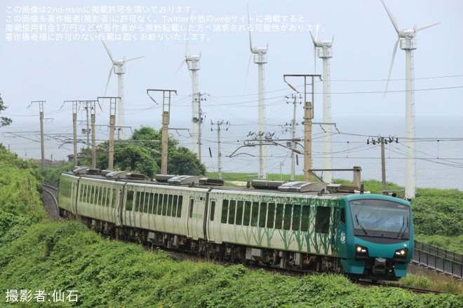 【JR東】HB-E300系「リゾートしらかみ」橅編成使用の「リゾート鳥海」を運行を不明で撮影した写真