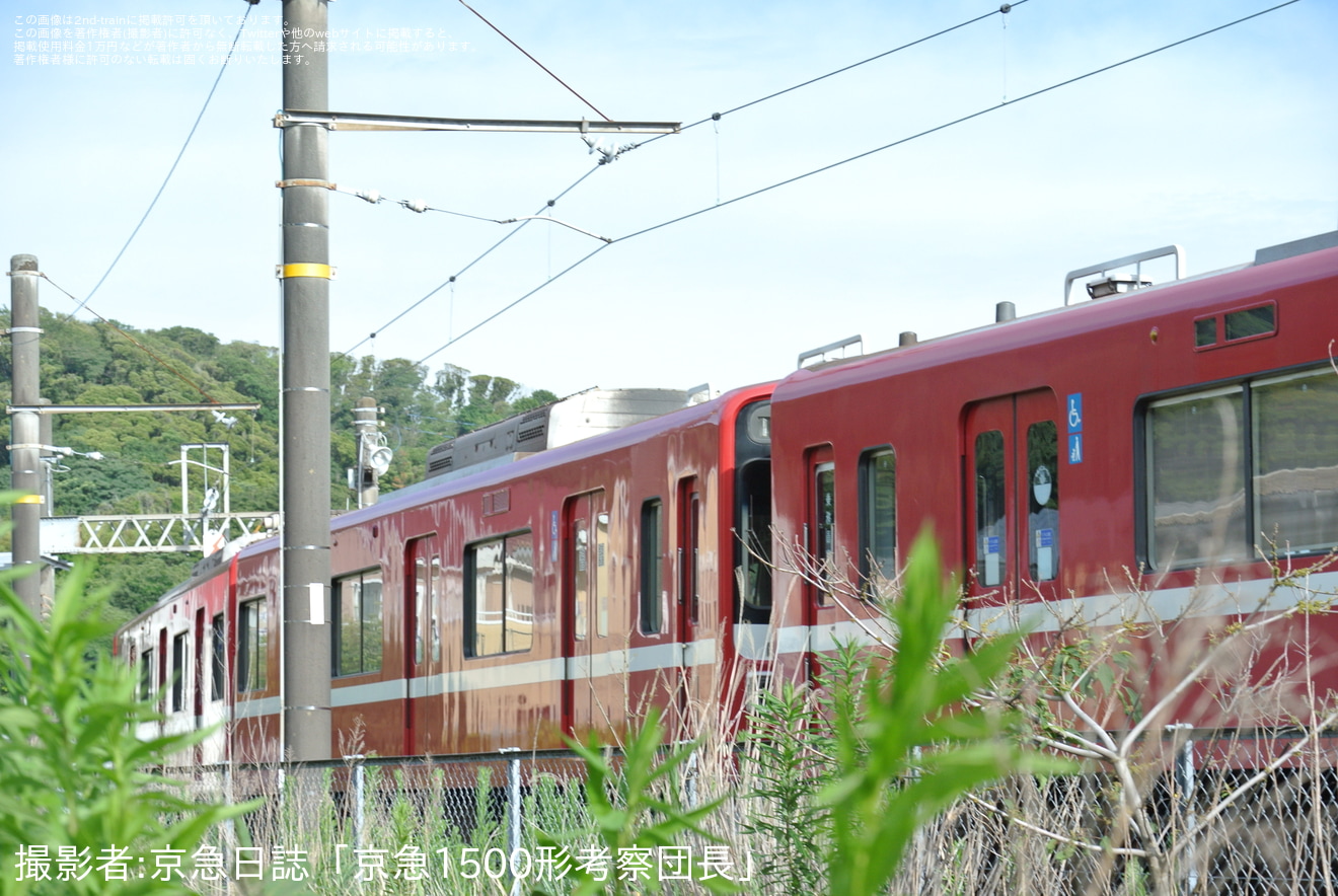 【京急】1500形1725編成無架線地帯に移動の拡大写真