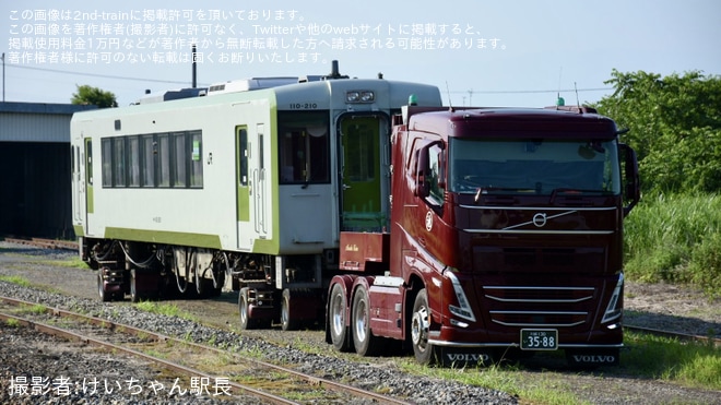 【山形】キハ110-210が今泉駅へ陸送完了を不明で撮影した写真