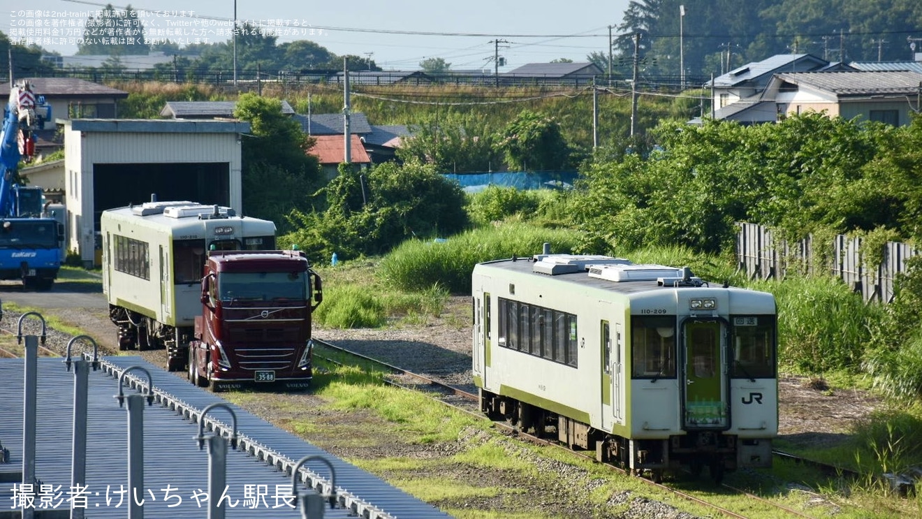 【山形】キハ110-210が今泉駅へ陸送完了の拡大写真