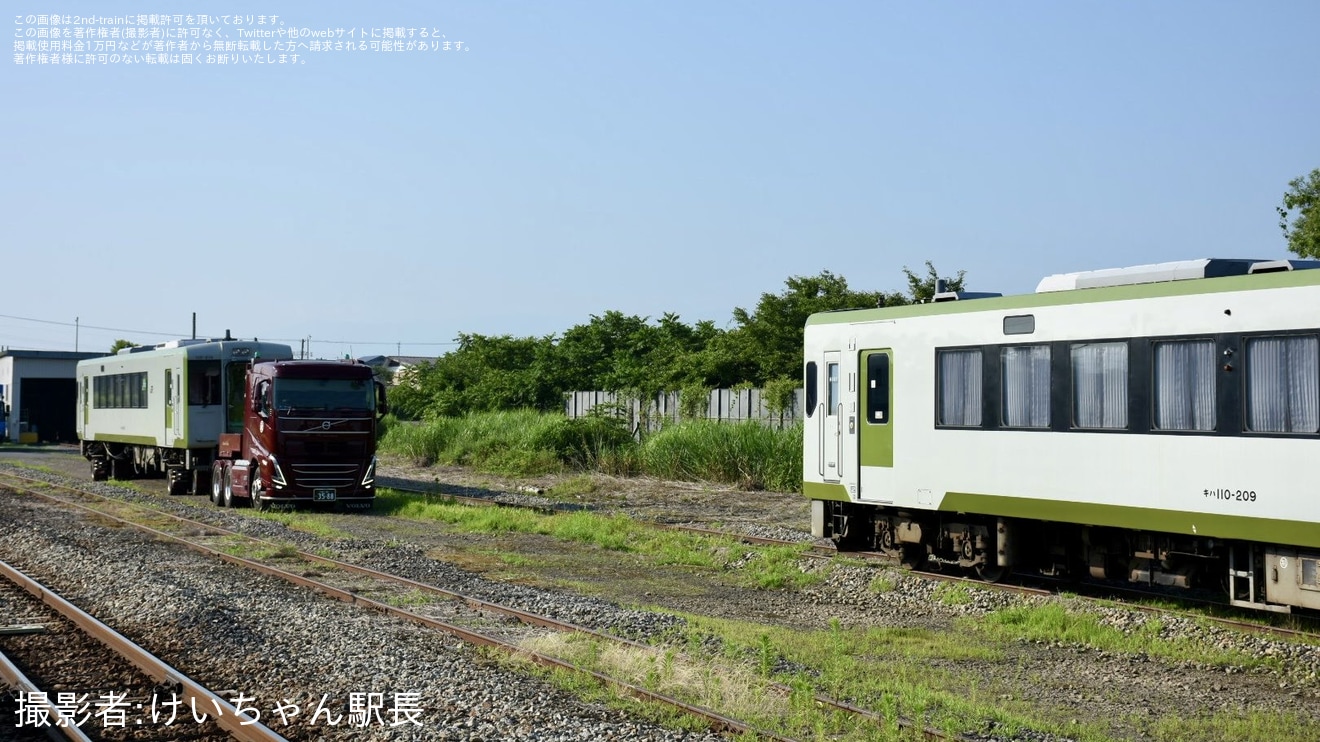 【山形】キハ110-210が今泉駅へ陸送完了の拡大写真