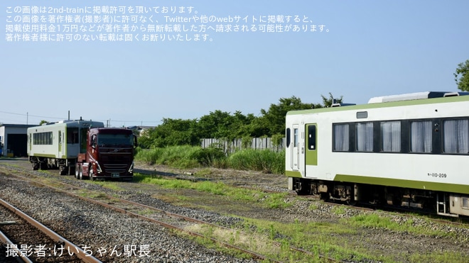 【山形】キハ110-210が今泉駅へ陸送完了を不明で撮影した写真