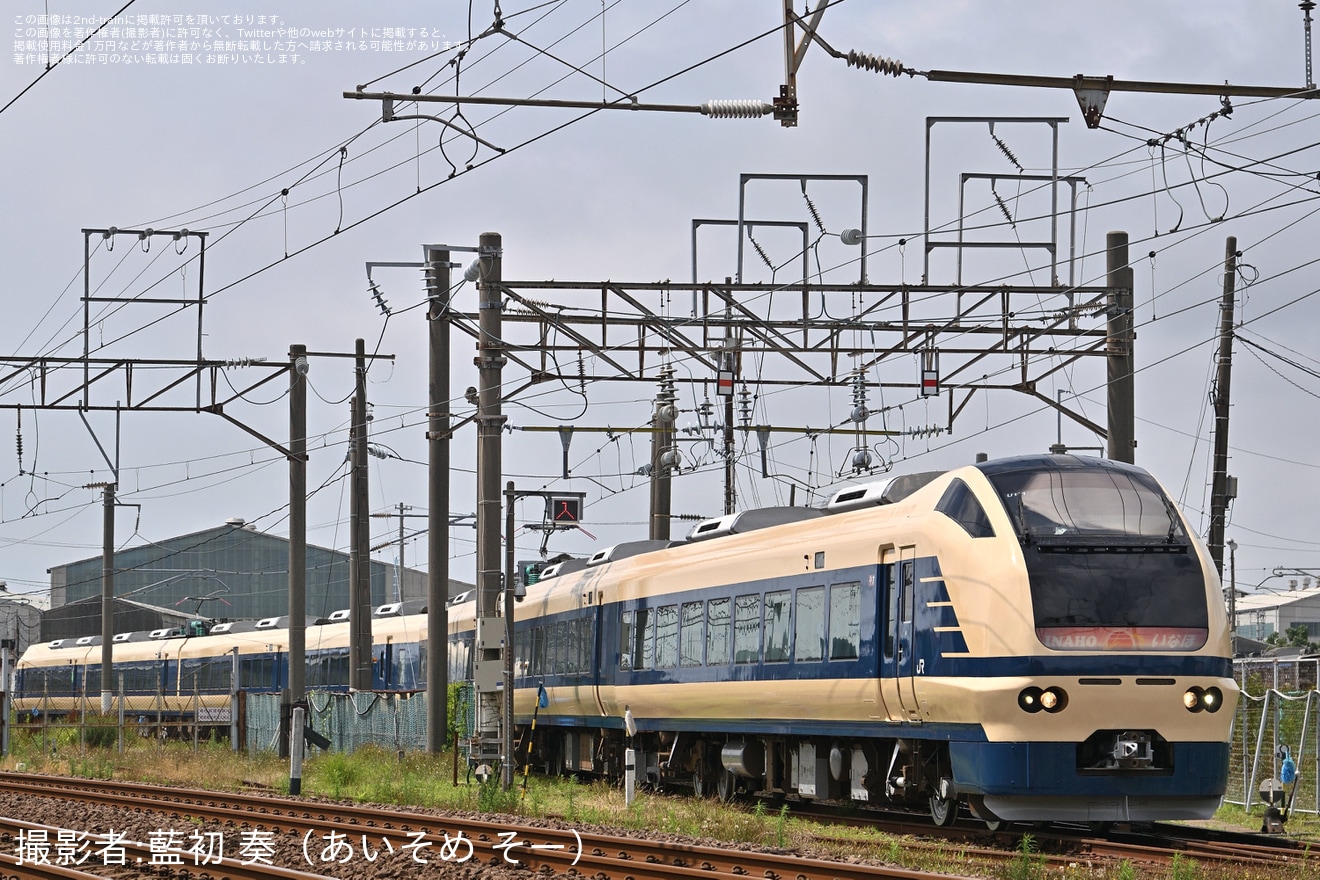 【JR東】583系カラーとなったE653系U-101編成が秋田総合車両ベース構内試運転の拡大写真