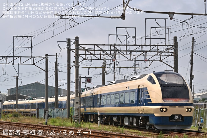 【JR東】583系カラーとなったE653系U-101編成が秋田総合車両ベース構内試運転を秋田総合車両ベース付近で撮影した写真
