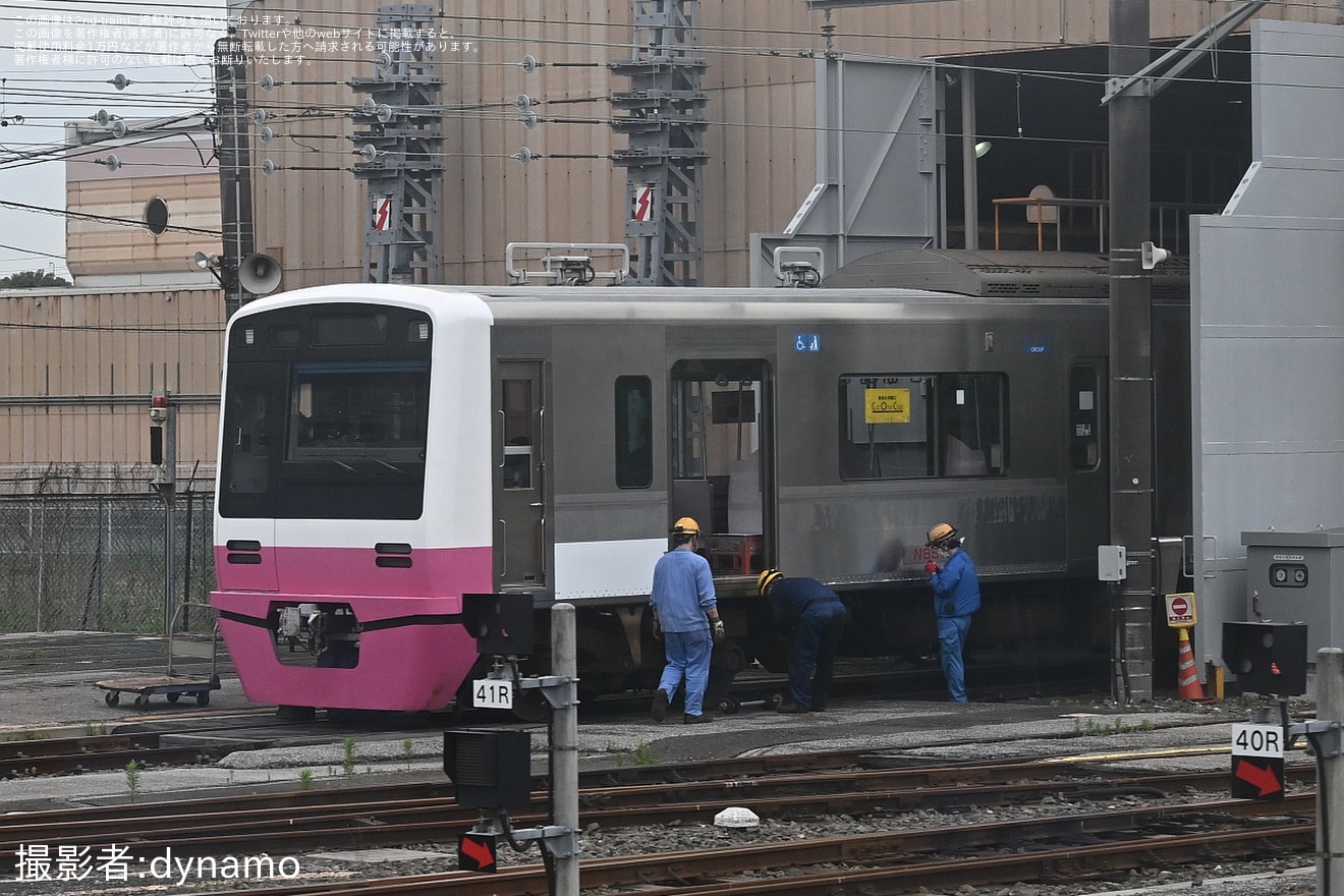 【京成】最後のピンクカラーのN800形N858編成の帯が剥がされた状態で確認の拡大写真