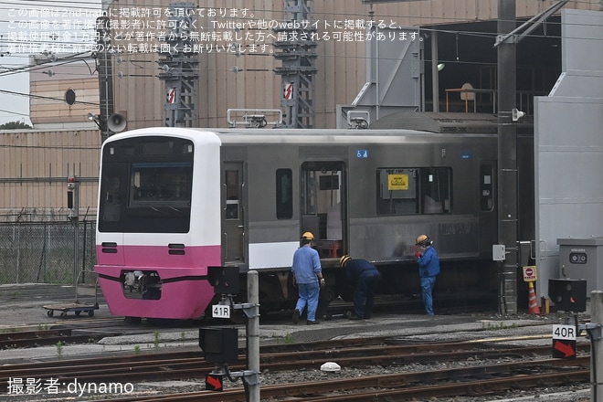 【京成】最後のピンクカラーのN800形N858編成の帯が剥がされた状態で確認を不明で撮影した写真