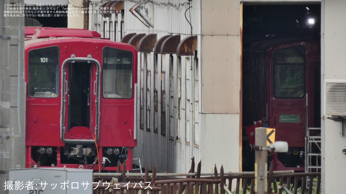 【JR北】キハ143-101編成および102編成と思われる「赤い星」が苗穂工場内に留置の拡大写真