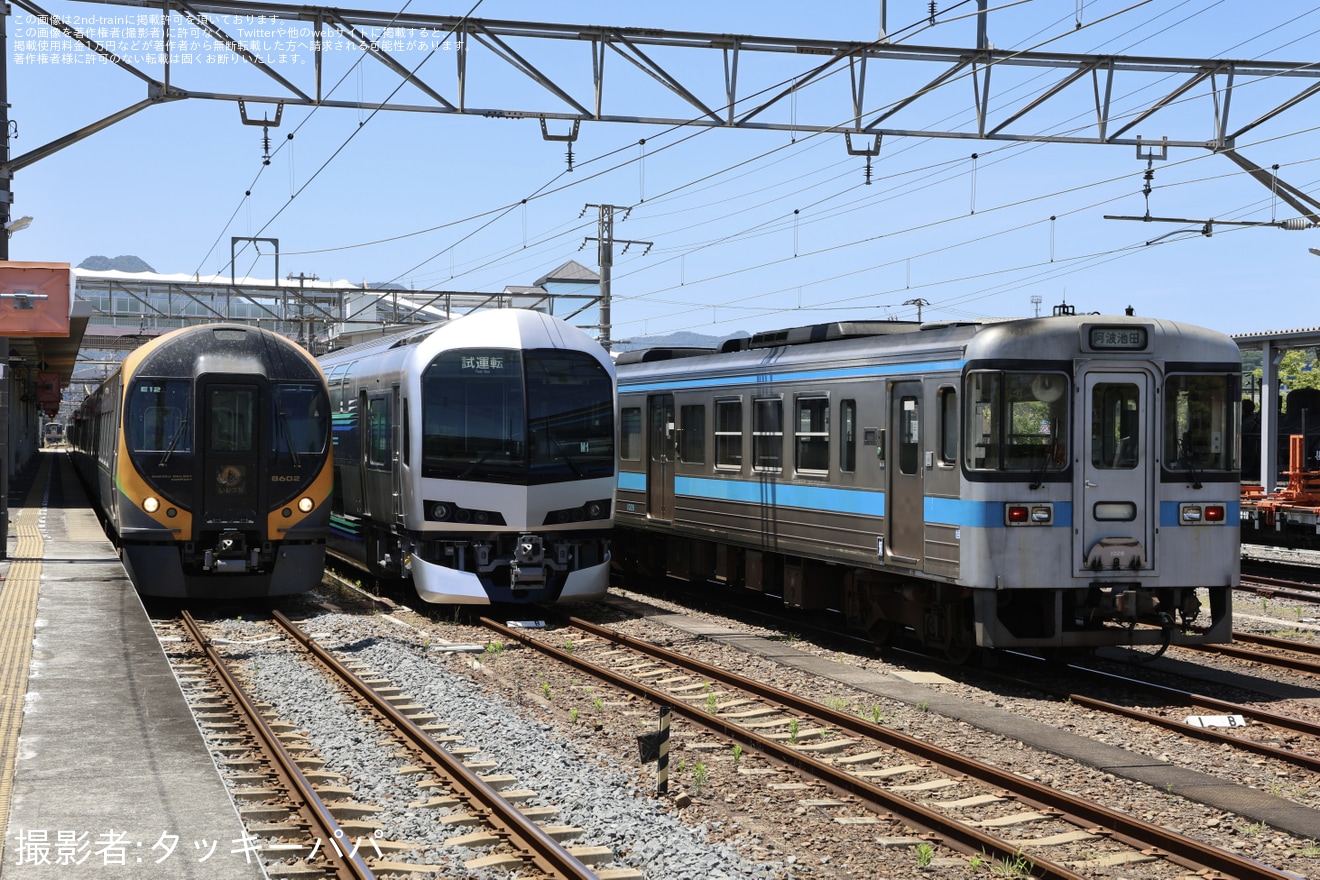【JR四】5000系M1編成が検査を終えて多度津工場出場の拡大写真