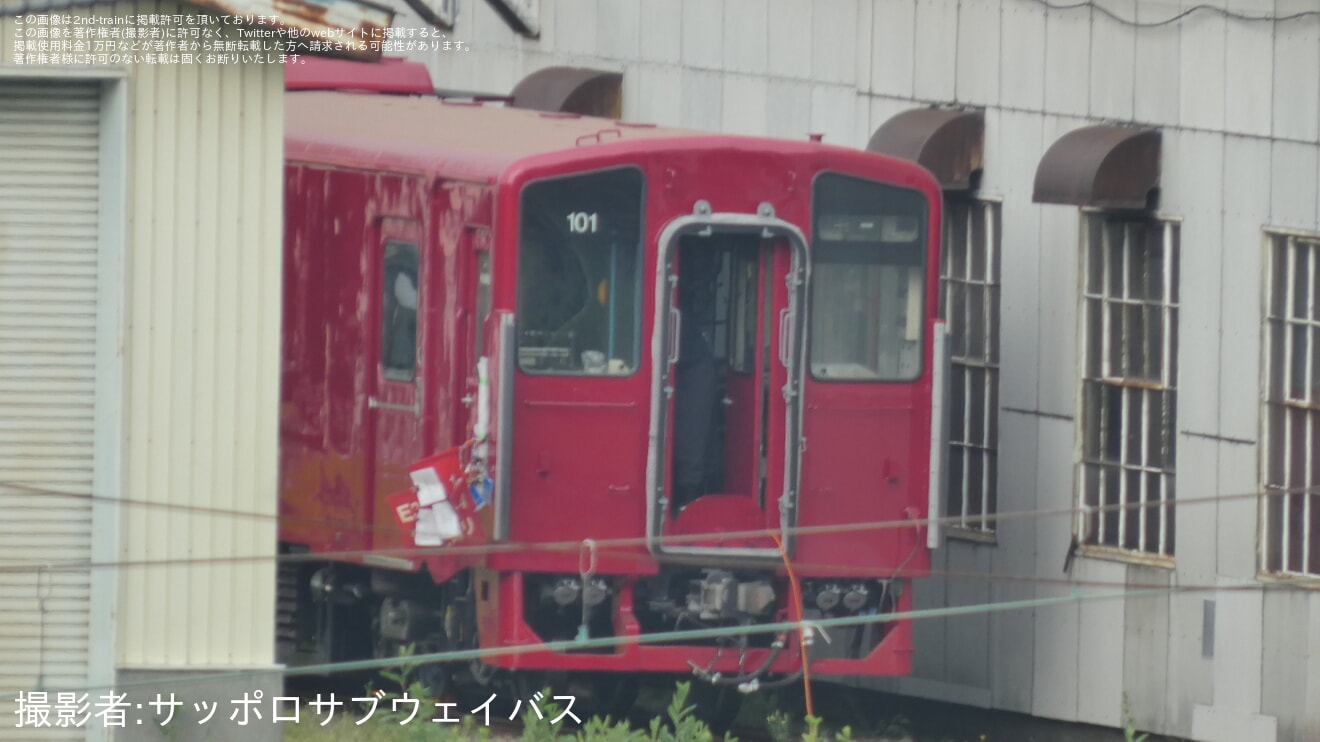 【JR北】キハ143-101編成および102編成と思われる「赤い星」が苗穂工場内に留置の拡大写真