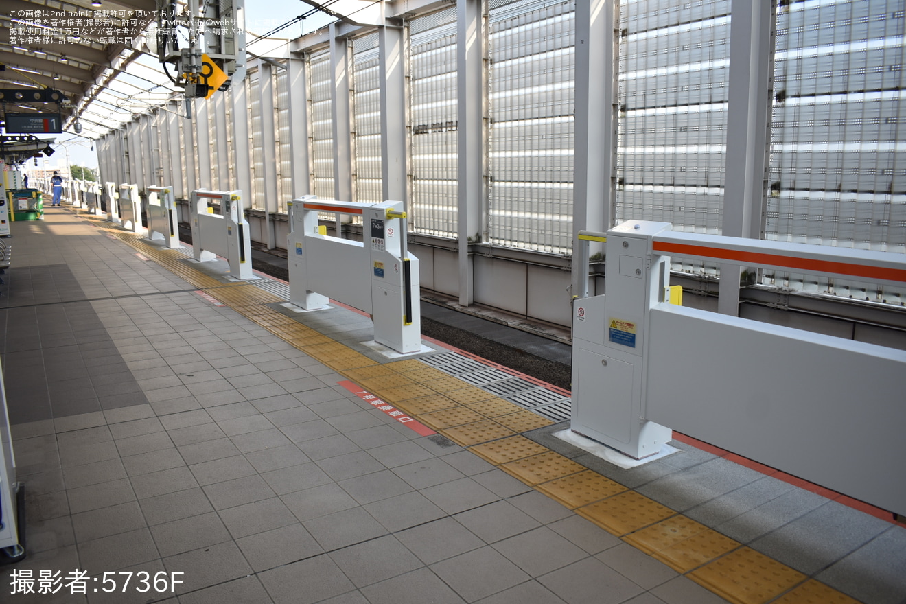 【JR東】中央快速線 東小金井駅1番線にホームドアが設置の拡大写真