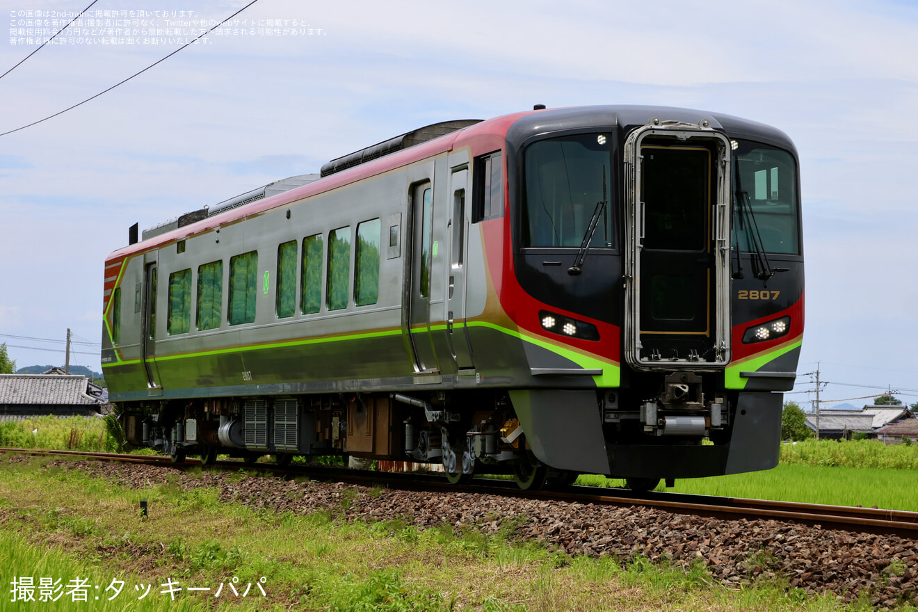【JR四】2700系2800形気動車2807号車が検査を終えて多度津工場出場の拡大写真