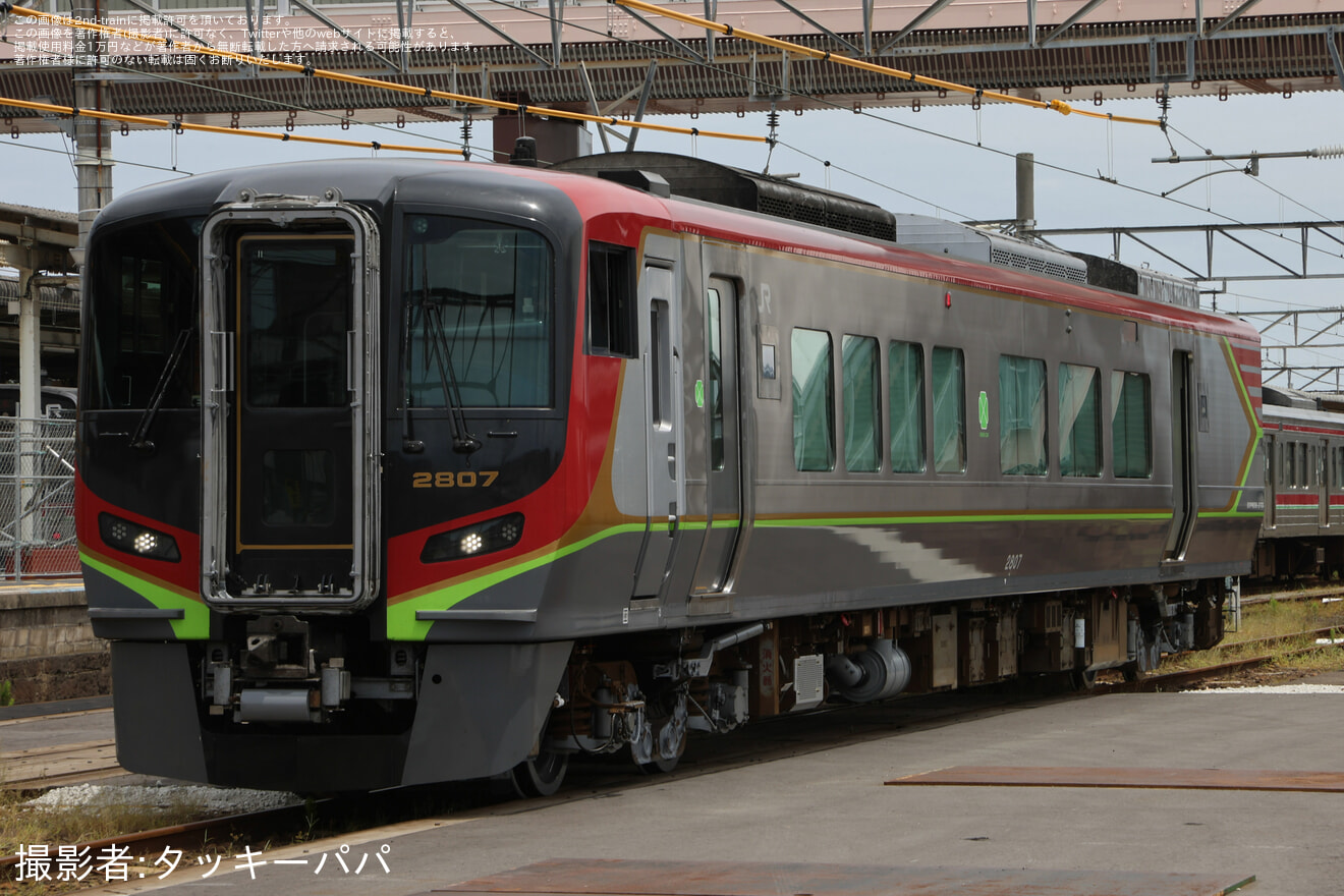 【JR四】2700系2800形気動車2807号車が検査を終えて多度津工場出場の拡大写真