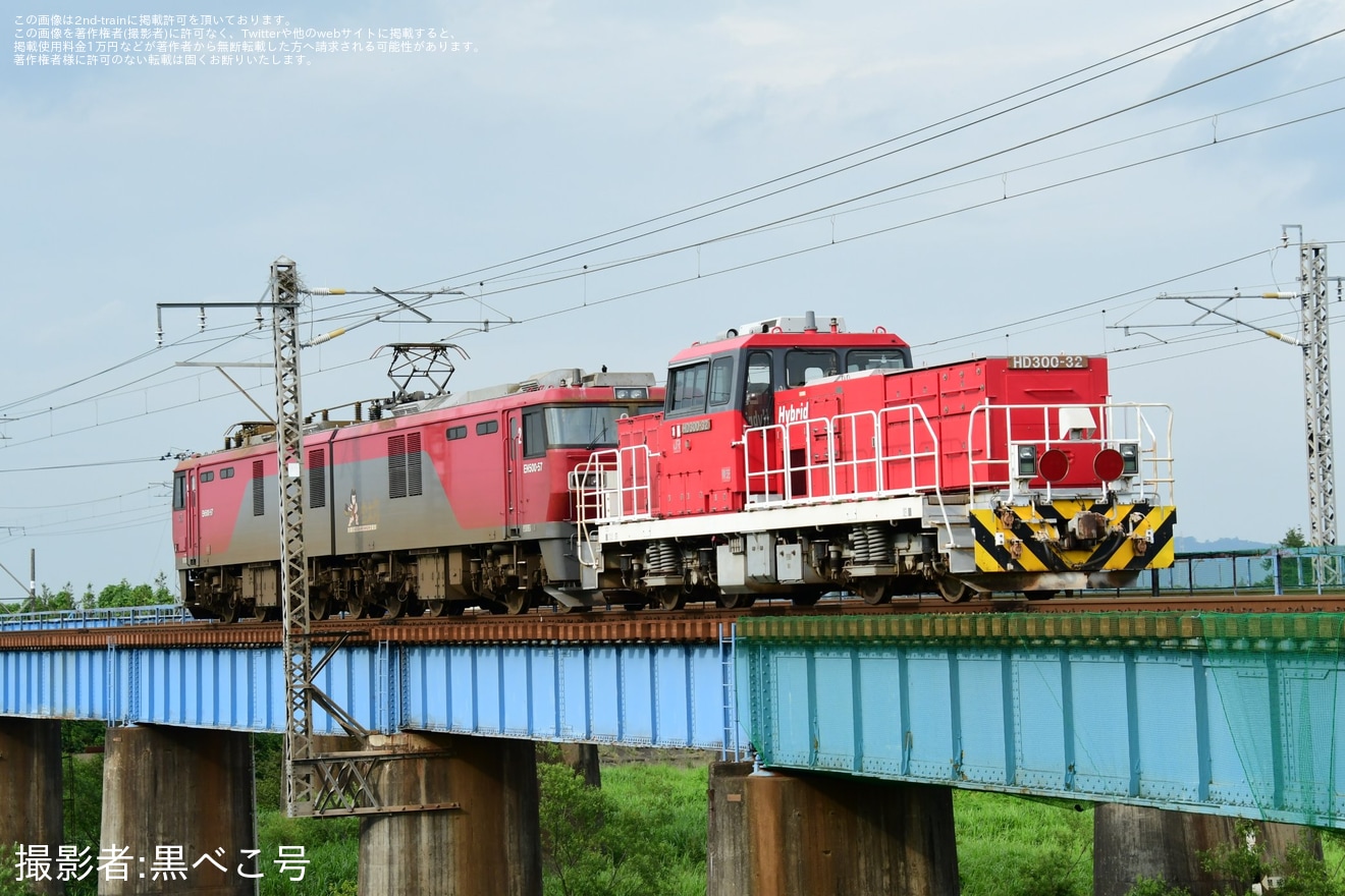 【JR貨】HD300-32が北海道方面へ無動力回送の拡大写真