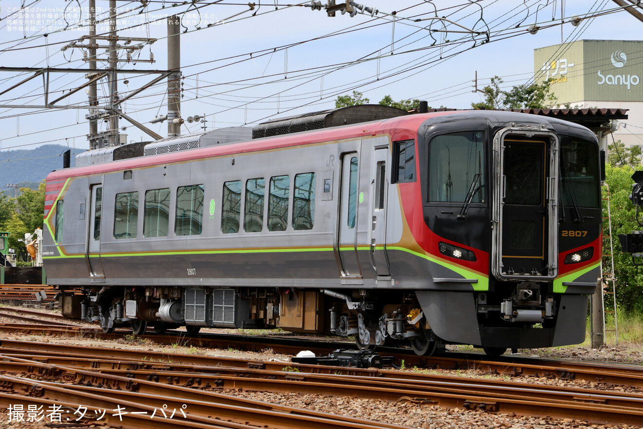 【JR四】2700系2800形気動車2807号車が検査を終えて多度津工場出場の拡大写真