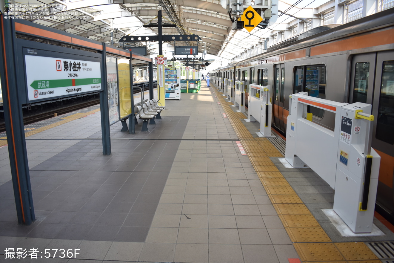 【JR東】中央快速線 東小金井駅1番線にホームドアが設置の拡大写真