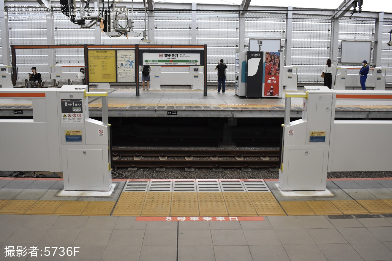 【JR東】中央快速線 東小金井駅3番線にホームドアが設置の拡大写真