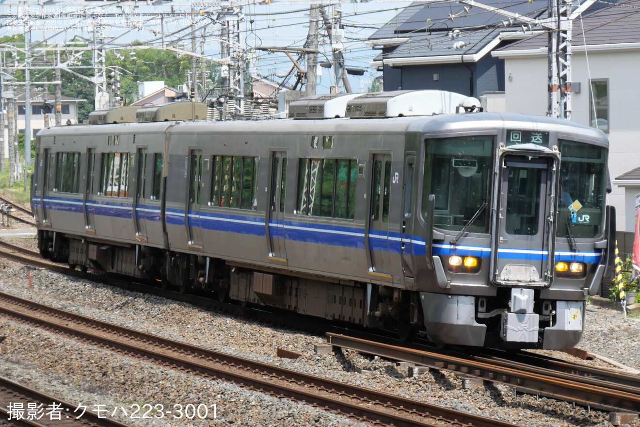 【JR西】521系E05編成が吹田総合車両所本所へ回送の拡大写真