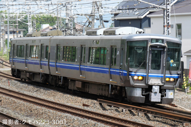 【JR西】521系E05編成が吹田総合車両所本所へ回送を山崎～島本間で撮影した写真