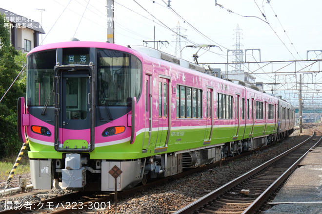 【ハピライン】521系HF16編成(ハピラインふくいフルラッピング)吹田総合車両所本所出場回送を向日町駅で撮影した写真