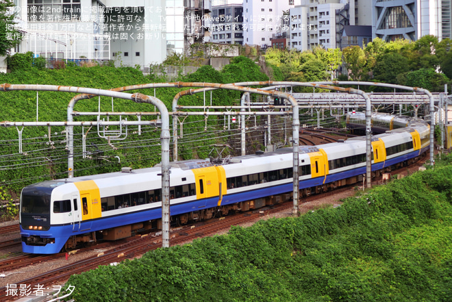 【JR東】255系マリBe-03編成を使用した臨時特急「新宿わかしお1号・2号」運転(2026年7月) を御茶ノ水駅付近で撮影した写真