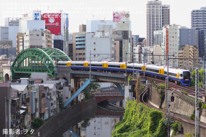 【JR東】255系マリBe-03編成を使用した臨時特急「新宿わかしお1号・2号」運転(2026年7月) を御茶ノ水駅付近で撮影した写真
