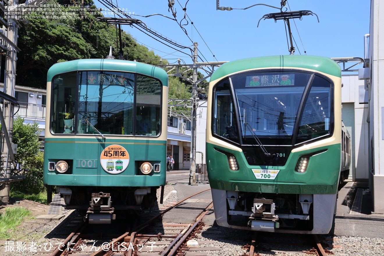 【江ノ電】極楽寺検車区で新型700形撮影会開催 1001号との並びを展示の拡大写真
