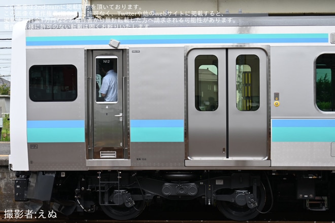 【JR東】E131系200番台N11編成・N12編成がJ-TREC新津事業所を出場を不明で撮影した写真