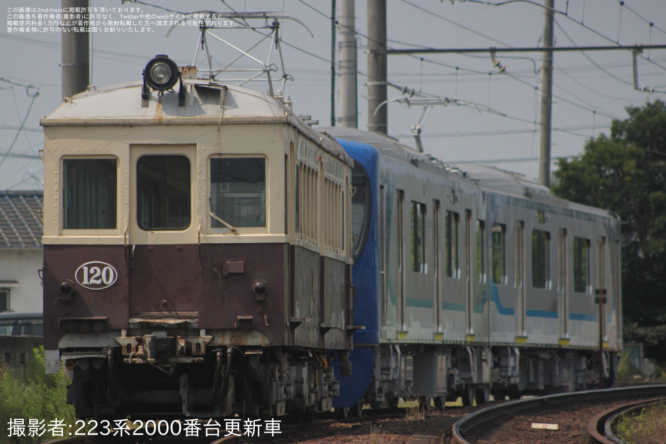 【ことでん】新型2000形がレトロ電車120号と連結し構内移動の拡大写真