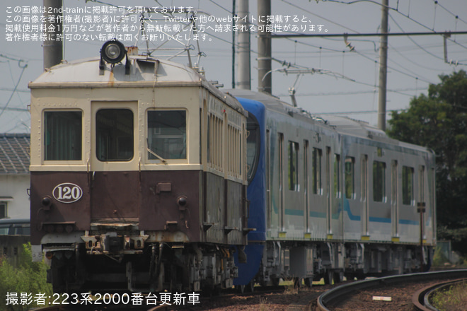 【ことでん】新型2000形がレトロ電車120号と連結し構内移動を空港通り～仏生山間で撮影した写真