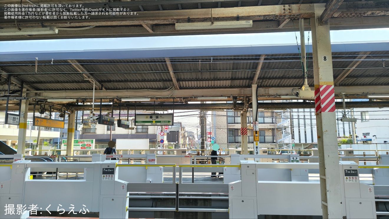 【JR東】総武線各駅停車 幕張駅 中線側のホームドア稼働の拡大写真