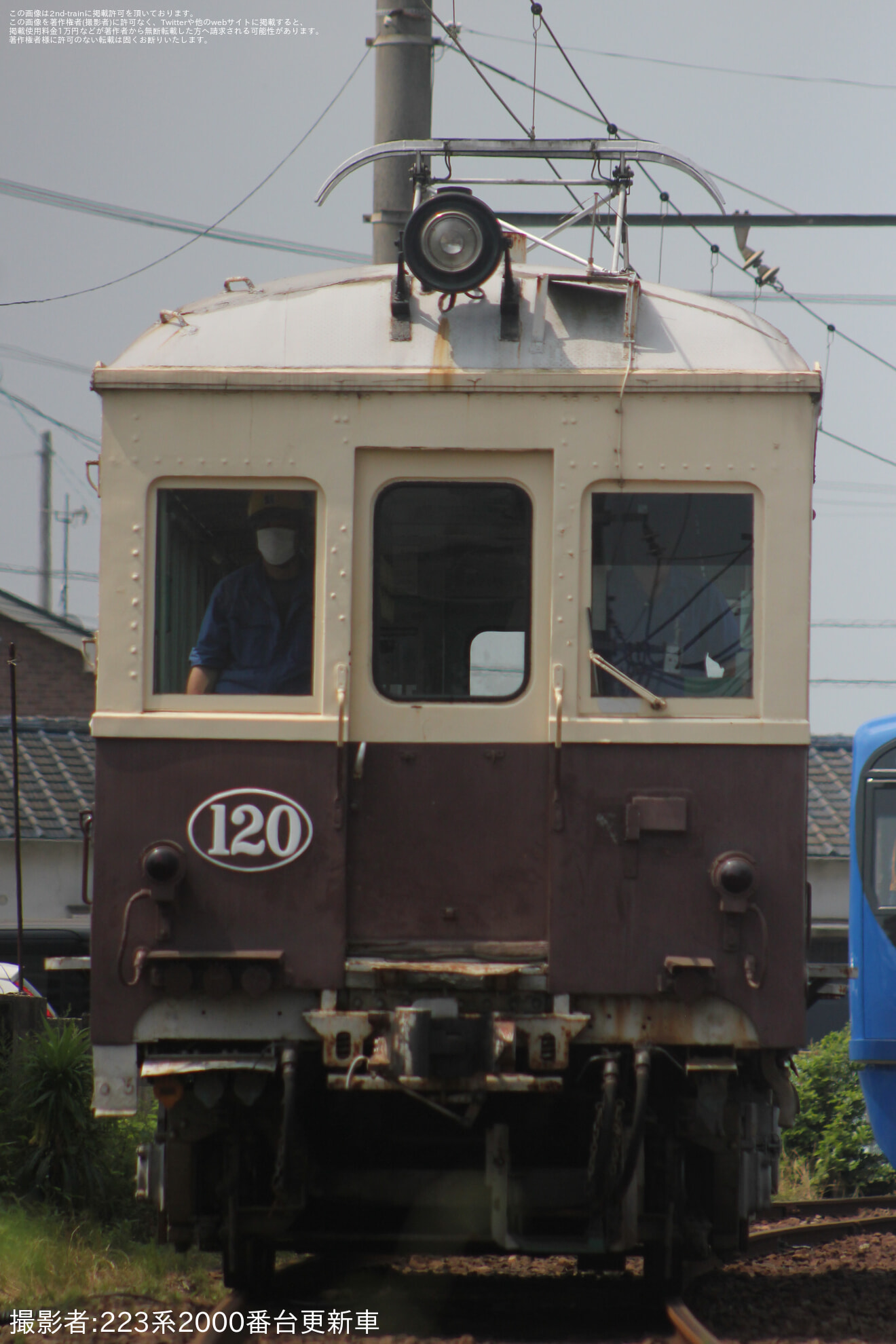 【ことでん】新型2000形がレトロ電車120号と連結し構内移動の拡大写真