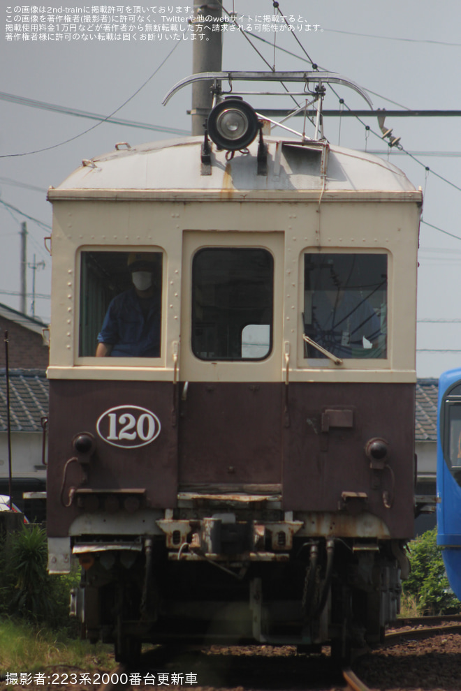 【ことでん】新型2000形がレトロ電車120号と連結し構内移動を空港通り～仏生山間で撮影した写真