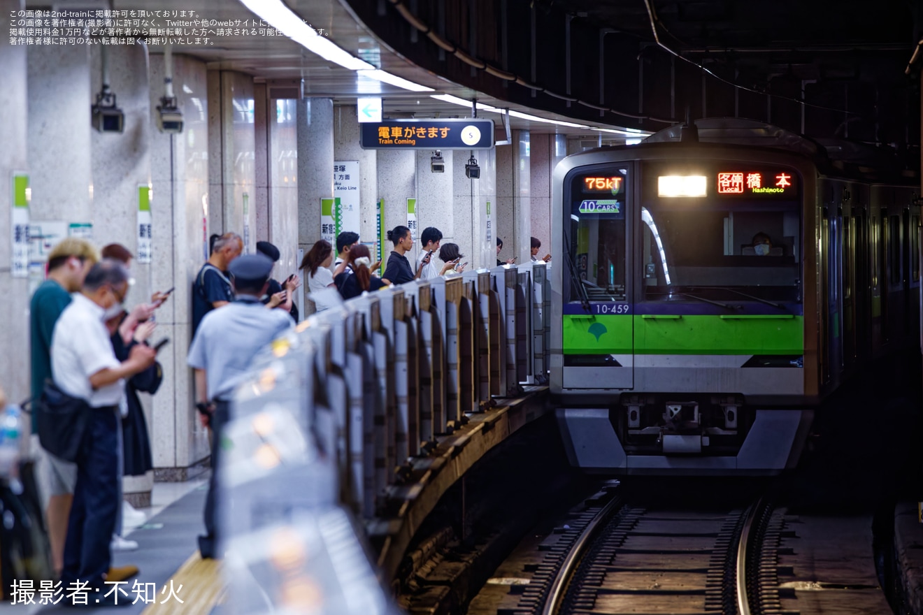 【都営】10-300形10-450F・10-550Fが京王車運用を代走の拡大写真