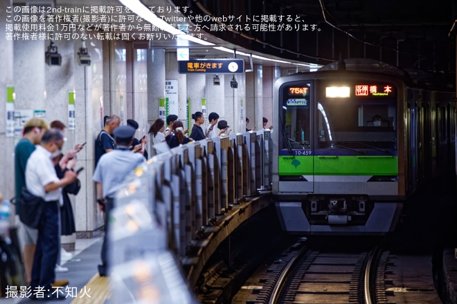 【都営】10-300形10-450F・10-550Fが京王車運用を代走を不明で撮影した写真