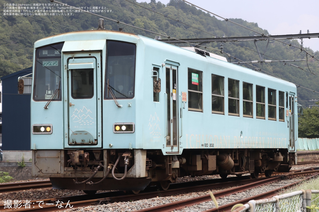 【JR西】キハ120-202が後藤総合車両所本所へ入場回送の拡大写真