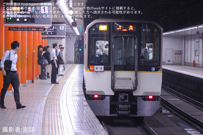 【近鉄】9820系EH27の行き先表示器が故障し簡易行先板を付けて運行 - 近鉄日本橋駅にて撮影