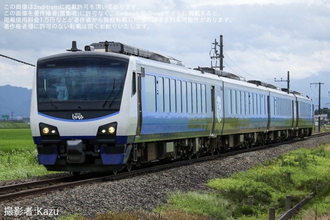 【JR東】HB-E300系「リゾートしらかみ青池編成」を使用した快速「リゾートあいづ号」が運転を不明で撮影した写真