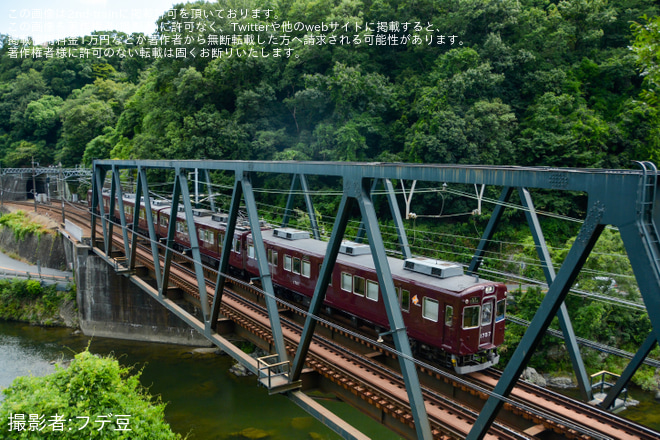 【能勢電】1700系1757F(C#1757×4)のHMが取り外されるを鴬の森～鼓滝間で撮影した写真