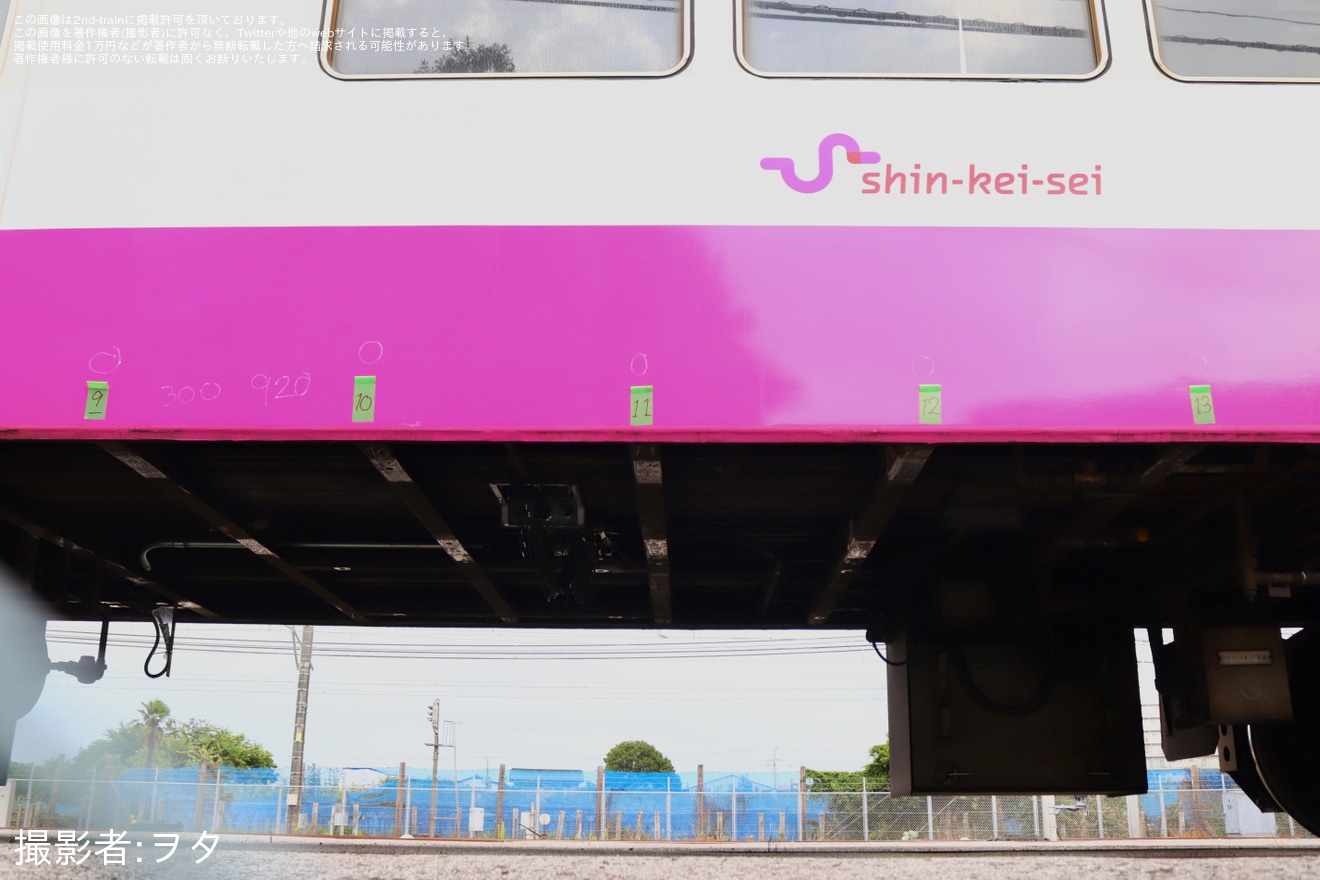 【京成】くぬぎ山車両基地に入場中の8800形8815編成の床下機器が撤去の拡大写真