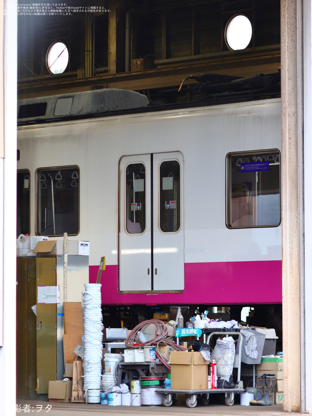 【京成】くぬぎ山車両基地に入場中の8800形8815編成の床下機器が撤去の拡大写真