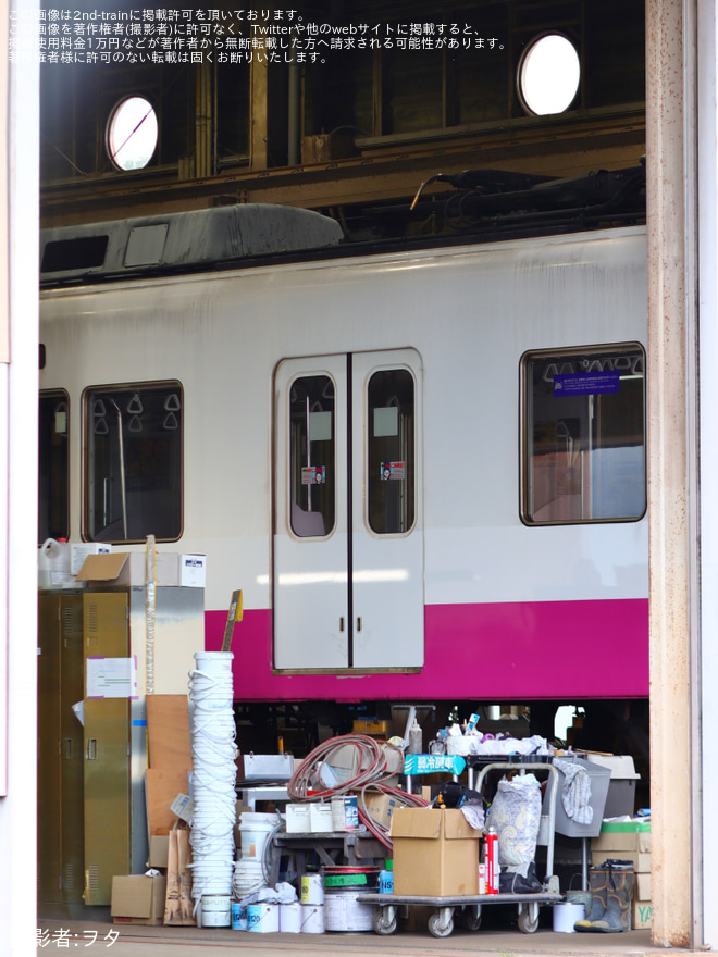 【京成】くぬぎ山車両基地に入場中の8800形8815編成の床下機器が撤去をくぬぎ山車両基地で撮影した写真