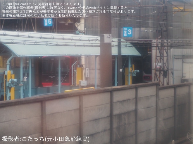 【JR九】307系に赤色の塗装が施されるを不明で撮影した写真